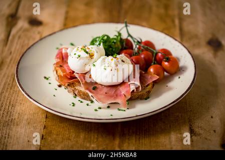 Prosciutto mit Mozzarella auf Toast; Studio Stockfoto