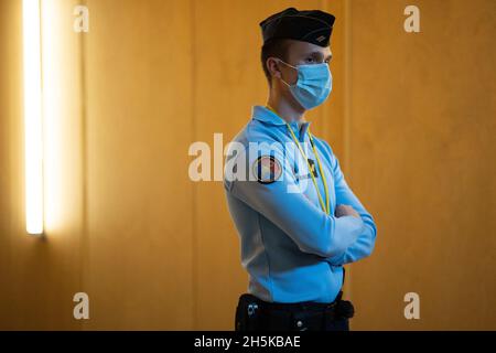 Paris, frankreich, 10. November 2021. Polizeibeamte warten vor dem provisorischen Gerichtssaal, der für den Prozess gegen die Pariser Anschläge vom 2015. November eingerichtet wurde, während die Aussage des ehemaligen französischen Präsidenten Hollande diskutiert wird - Pariser Gerichtsgebäude am 10. November 2021. Der größte Prozess in Frankreich die moderne Rechtsgeschichte beginnt am 8. September 2021 wegen der Angriffe auf Paris vom 2015. November, bei denen 130 Menschen in Bars, Restaurants und der Konzerthalle von Bataclan getötet wurden. Quelle: Abaca Press/Alamy Live News Stockfoto
