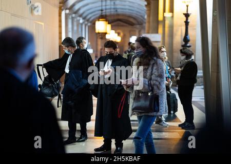 Paris, frankreich, 10. November 2021. Anwälte, Journalisten und Polizisten warten vor dem temporären Gerichtssaal, der für den Prozess der Pariser Anschläge vom 2015. November eingerichtet wurde, während die Aussage des ehemaligen französischen Präsidenten Hollande diskutiert wird - Pariser Gerichtsgebäude am 10. November 2021. Der größte Prozess in Frankreich die moderne Rechtsgeschichte beginnt am 8. September 2021 wegen der Angriffe auf Paris vom 2015. November, bei denen 130 Menschen in Bars, Restaurants und der Konzerthalle von Bataclan getötet wurden. Quelle: Abaca Press/Alamy Live News Stockfoto