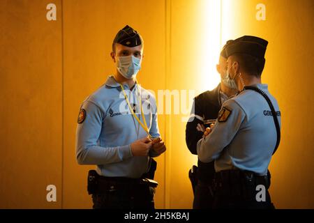 Paris, frankreich, 10. November 2021. Polizeibeamte warten vor dem provisorischen Gerichtssaal, der für den Prozess gegen die Pariser Anschläge vom 2015. November eingerichtet wurde, während die Aussage des ehemaligen französischen Präsidenten Hollande diskutiert wird - Pariser Gerichtsgebäude am 10. November 2021. Der größte Prozess in Frankreich die moderne Rechtsgeschichte beginnt am 8. September 2021 wegen der Angriffe auf Paris vom 2015. November, bei denen 130 Menschen in Bars, Restaurants und der Konzerthalle von Bataclan getötet wurden. Quelle: Abaca Press/Alamy Live News Stockfoto