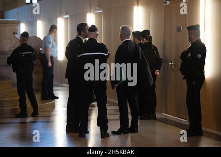 Paris, frankreich, 10. November 2021. Anwälte, Journalisten und Polizisten warten vor dem temporären Gerichtssaal, der für den Prozess der Pariser Anschläge vom 2015. November eingerichtet wurde, während die Aussage des ehemaligen französischen Präsidenten Hollande diskutiert wird - Pariser Gerichtsgebäude am 10. November 2021. Der größte Prozess in Frankreich die moderne Rechtsgeschichte beginnt am 8. September 2021 wegen der Angriffe auf Paris vom 2015. November, bei denen 130 Menschen in Bars, Restaurants und der Konzerthalle von Bataclan getötet wurden. Quelle: Abaca Press/Alamy Live News Stockfoto