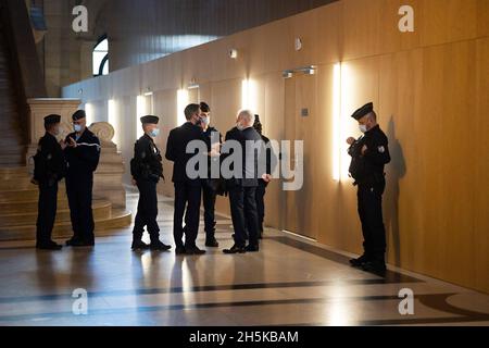 Paris, frankreich, 10. November 2021. Polizeibeamte warten vor dem provisorischen Gerichtssaal, der für den Prozess gegen die Pariser Anschläge vom 2015. November eingerichtet wurde, während die Aussage des ehemaligen französischen Präsidenten Hollande diskutiert wird - Pariser Gerichtsgebäude am 10. November 2021. Der größte Prozess in Frankreich die moderne Rechtsgeschichte beginnt am 8. September 2021 wegen der Angriffe auf Paris vom 2015. November, bei denen 130 Menschen in Bars, Restaurants und der Konzerthalle von Bataclan getötet wurden. Quelle: Abaca Press/Alamy Live News Stockfoto