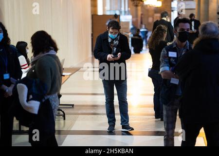 Paris, frankreich, 10. November 2021. Anwälte, Journalisten und Polizisten warten vor dem temporären Gerichtssaal, der für den Prozess der Pariser Anschläge vom 2015. November eingerichtet wurde, während die Aussage des ehemaligen französischen Präsidenten Hollande diskutiert wird - Pariser Gerichtsgebäude am 10. November 2021. Der größte Prozess in Frankreich die moderne Rechtsgeschichte beginnt am 8. September 2021 wegen der Angriffe auf Paris vom 2015. November, bei denen 130 Menschen in Bars, Restaurants und der Konzerthalle von Bataclan getötet wurden. Quelle: Abaca Press/Alamy Live News Stockfoto