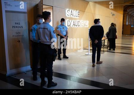 Paris, frankreich, 10. November 2021. Anwälte, Journalisten und Polizisten warten vor dem temporären Gerichtssaal, der für den Prozess der Pariser Anschläge vom 2015. November eingerichtet wurde, während die Aussage des ehemaligen französischen Präsidenten Hollande diskutiert wird - Pariser Gerichtsgebäude am 10. November 2021. Der größte Prozess in Frankreich die moderne Rechtsgeschichte beginnt am 8. September 2021 wegen der Angriffe auf Paris vom 2015. November, bei denen 130 Menschen in Bars, Restaurants und der Konzerthalle von Bataclan getötet wurden. Quelle: Abaca Press/Alamy Live News Stockfoto