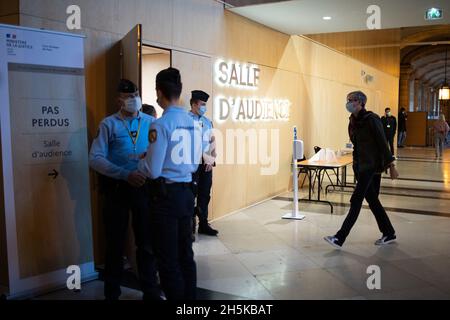 Paris, frankreich, 10. November 2021. Anwälte, Journalisten und Polizisten warten vor dem temporären Gerichtssaal, der für den Prozess der Pariser Anschläge vom 2015. November eingerichtet wurde, während die Aussage des ehemaligen französischen Präsidenten Hollande diskutiert wird - Pariser Gerichtsgebäude am 10. November 2021. Der größte Prozess in Frankreich die moderne Rechtsgeschichte beginnt am 8. September 2021 wegen der Angriffe auf Paris vom 2015. November, bei denen 130 Menschen in Bars, Restaurants und der Konzerthalle von Bataclan getötet wurden. Quelle: Abaca Press/Alamy Live News Stockfoto