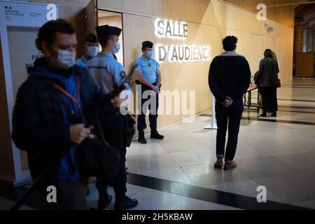 Paris, frankreich, 10. November 2021. Anwälte, Journalisten und Polizisten warten vor dem temporären Gerichtssaal, der für den Prozess der Pariser Anschläge vom 2015. November eingerichtet wurde, während die Aussage des ehemaligen französischen Präsidenten Hollande diskutiert wird - Pariser Gerichtsgebäude am 10. November 2021. Der größte Prozess in Frankreich die moderne Rechtsgeschichte beginnt am 8. September 2021 wegen der Angriffe auf Paris vom 2015. November, bei denen 130 Menschen in Bars, Restaurants und der Konzerthalle von Bataclan getötet wurden. Quelle: Abaca Press/Alamy Live News Stockfoto