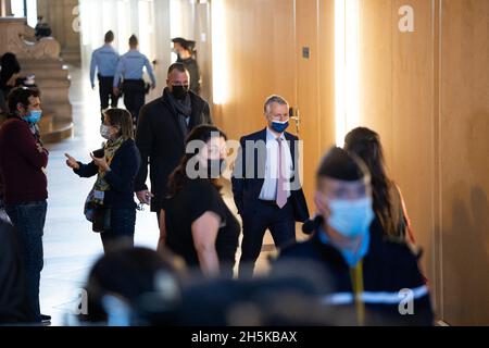 Paris, frankreich, 10. November 2021. Anwälte, Journalisten und Polizisten warten vor dem temporären Gerichtssaal, der für den Prozess der Pariser Anschläge vom 2015. November eingerichtet wurde, während die Aussage des ehemaligen französischen Präsidenten Hollande diskutiert wird - Pariser Gerichtsgebäude am 10. November 2021. Der größte Prozess in Frankreich die moderne Rechtsgeschichte beginnt am 8. September 2021 wegen der Angriffe auf Paris vom 2015. November, bei denen 130 Menschen in Bars, Restaurants und der Konzerthalle von Bataclan getötet wurden. Quelle: Abaca Press/Alamy Live News Stockfoto