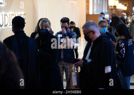 Paris, frankreich, 10. November 2021. Anwälte, Journalisten und Polizisten warten vor dem temporären Gerichtssaal, der für den Prozess der Pariser Anschläge vom 2015. November eingerichtet wurde, während die Aussage des ehemaligen französischen Präsidenten Hollande diskutiert wird - Pariser Gerichtsgebäude am 10. November 2021. Der größte Prozess in Frankreich die moderne Rechtsgeschichte beginnt am 8. September 2021 wegen der Angriffe auf Paris vom 2015. November, bei denen 130 Menschen in Bars, Restaurants und der Konzerthalle von Bataclan getötet wurden. Quelle: Abaca Press/Alamy Live News Stockfoto