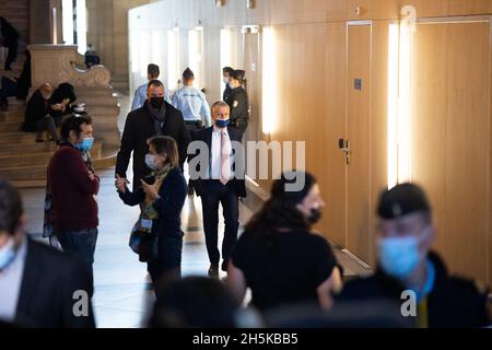 Paris, frankreich, 10. November 2021. Anwälte, Journalisten und Polizisten warten vor dem temporären Gerichtssaal, der für den Prozess der Pariser Anschläge vom 2015. November eingerichtet wurde, während die Aussage des ehemaligen französischen Präsidenten Hollande diskutiert wird - Pariser Gerichtsgebäude am 10. November 2021. Der größte Prozess in Frankreich die moderne Rechtsgeschichte beginnt am 8. September 2021 wegen der Angriffe auf Paris vom 2015. November, bei denen 130 Menschen in Bars, Restaurants und der Konzerthalle von Bataclan getötet wurden. Quelle: Abaca Press/Alamy Live News Stockfoto