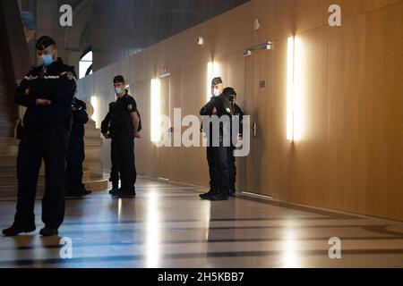 Paris, frankreich, 10. November 2021. Polizeibeamte warten vor dem provisorischen Gerichtssaal, der für den Prozess gegen die Pariser Anschläge vom 2015. November eingerichtet wurde, während die Aussage des ehemaligen französischen Präsidenten Hollande diskutiert wird - Pariser Gerichtsgebäude am 10. November 2021. Der größte Prozess in Frankreich die moderne Rechtsgeschichte beginnt am 8. September 2021 wegen der Angriffe auf Paris vom 2015. November, bei denen 130 Menschen in Bars, Restaurants und der Konzerthalle von Bataclan getötet wurden. Quelle: Abaca Press/Alamy Live News Stockfoto