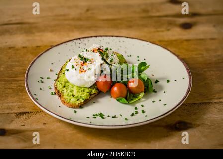 Avocado auf Toast mit Mozzarella; Studio Stockfoto
