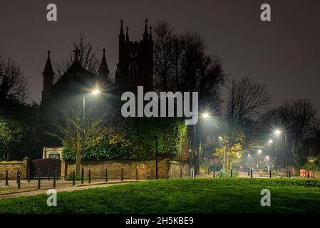 Leere Straße in der Nähe der All Saints Church in Haggerston, London, Großbritannien; London, England Stockfoto
