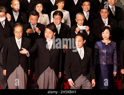 Tokio, Japan. November 2021. Der japanische Premierminister FUMIO KISHIDA (Front 2nd R) und seine Kabinettsminister bereiten sich auf eine Fototagung in Kishidas offizieller Residenz in Tokio, Japan, vor. (Bild: © POOL via ZUMA Press Wire) Stockfoto