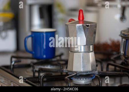Kaffeekocher auf Feuer in der Küche des Hauses. Gesamtansicht der Küche Stockfoto