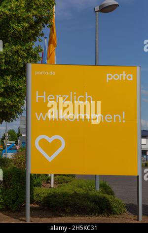 NEUWIED, DEUTSCHLAND - 20. Jun 2021: Neuwied, Deutschland - 20. Juni 2021: Plakatwand mit 'Herzlich willkommen' vor dem Parkplatz des Stockfoto