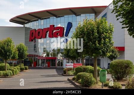 NEUWIED, DEUTSCHLAND - 20. Jun 2021: Neuwied, Deutschland - 20. Juni 2021: Fassade des Möbelhauses Porta. Porta ist einer der größten Möbelhändler Stockfoto