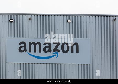 NEUWIED, DEUTSCHLAND - 20. Jun 2021: Neuwied, Deutschland - 20. Juni 2021: Amazon-Logo an der Wand eines LogistikzentrenB Stockfoto