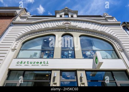 Bukarest, Rumänien - 6. Mai 2021: Haupteingang zum Buchladen Carturesti in der Lipscani-Straße (Strada Lipscani) im historischen Zentrum (Centrul Vechi) in einem Stockfoto