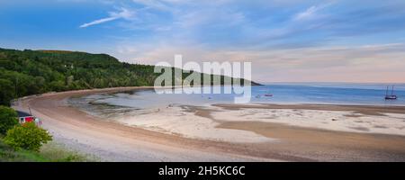 Sandstrand entlang der Küste im Dorf Tadoussac, am Zusammenfluss des Saguenay und des St. Lawrence Flusses; Tadoussac, Quebec, Kanada Stockfoto