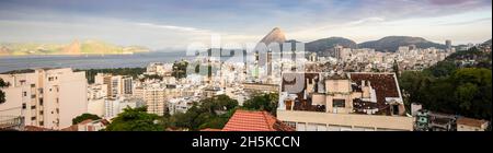 Stadtpanorama mit Zuckerhut oder Pao de Acucar an der Mündung der Guanabara Bucht am Atlantischen Ozean, vom Parque das Ruinas, Santa Teresa, R... Stockfoto