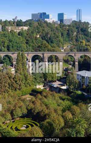 Europa, Luxemburg, Luxemburg-Stadt, Pafendall, Blick auf den Kirchberg mit Viadukt, der die Eisenbahn über die Alzette führt Stockfoto