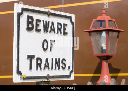 Vintage Vorsicht vor den Zügen Schild Stockfoto