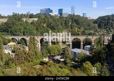 Europa, Luxemburg, Luxemburg-Stadt, Pafendall, Blick auf den Kirchberg mit Viadukt, der die Eisenbahn über die Alzette führt Stockfoto