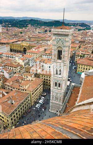 Blick auf den Campanile (Glockenturm) und das Stadtbild von Florenz von der Domkuppel; Florenz, Italien Stockfoto