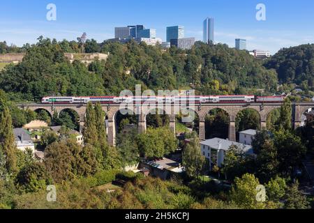 Europa, Luxemburg, Luxemburg-Stadt, Pafendall, Blick auf den Kirchberg mit Viadukt, der einen Express-Personenzug über die Alzette führt Stockfoto