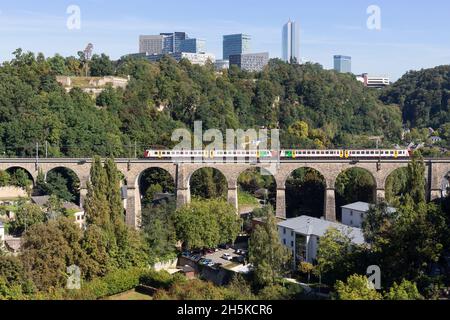 Europa, Luxemburg, Luxemburg-Stadt, Pafendall, Blick auf den Kirchberg mit Viadukt, der einen lokalen Personenzug über die Alzette transportiert Stockfoto