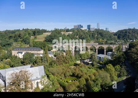 Europa, Luxemburg, Luxemburg-Stadt, Pafendall, Blick auf den Kirchberg mit Viadukt, der einen lokalen Personenzug über die Alzette transportiert Stockfoto