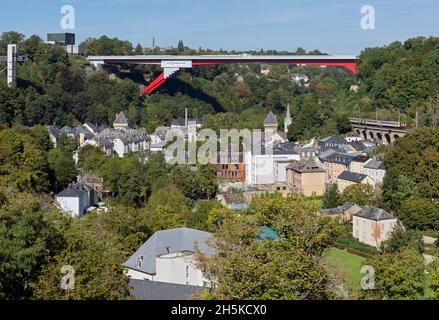 Europa, Luxemburg, Luxemburg-Stadt, Pafendall, Blick auf das Alzette-Tal in Richtung der Großherzogin-Charlotte-Brücke Stockfoto