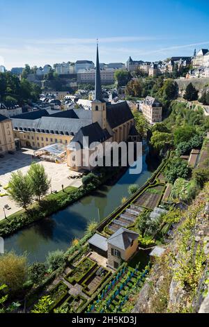 Europa, Luxemburg, Luxemburg-Stadt, Blick auf Grund (historische Unterstadt) und das Kulturzentrum Neimënster von Casemates du Bock Stockfoto