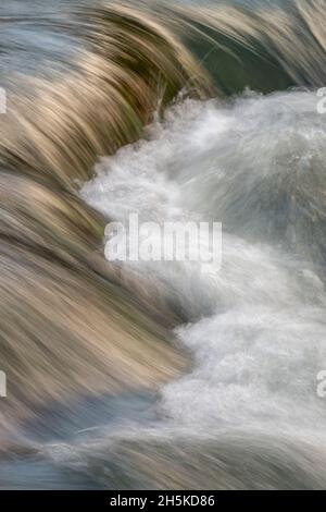 Nahaufnahme des rauschenden Wassers des Gardner River im Yellowstone National Park; Wyoming, USA Stockfoto