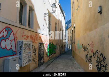 Europa, Luxemburg, Luxemburg, Oberstadt, Rue de la Monnaie, Eine traditionelle gepflasterte Gasse mit Graffiti Stockfoto