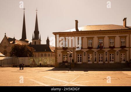 Europa, Luxemburg, Luxemburg, Oberstadt, Place Guillaume II mit dem Rathaus und der Kathedrale Notre-Dame Stockfoto