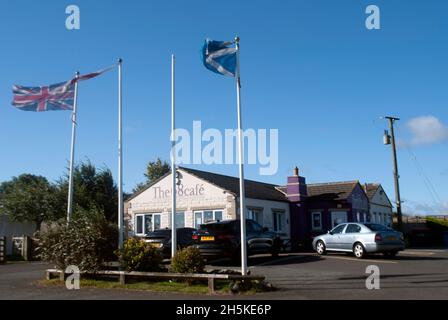 Das 68 Café und der Parkplatz mit Fahnenmasten, A68, Toft Hill, Bishop Auckland, County Durham, VEREINIGTES KÖNIGREICH Stockfoto