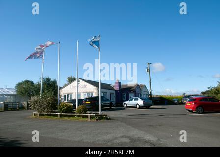 Das 68 Café und der Parkplatz mit Fahnenmasten, A68, Toft Hill, Bishop Auckland, County Durham, VEREINIGTES KÖNIGREICH Stockfoto