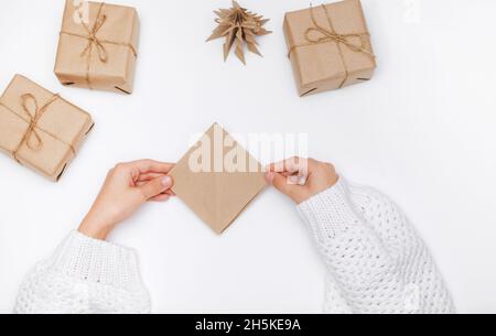 Weihnachtsbaum Origami Papier Handwerk. Das Kind führt die Schritt-für-Schritt-Anweisung aus. Schritt 11 von 23 . DIY-Konzept Stockfoto