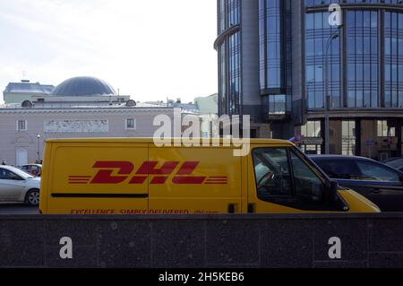 17. März 2018, Moskau, Russland. Ein gelber Transporter mit dem DHL-Logo auf der Rückseite ist auf einer Stadtstraße geparkt. Stockfoto