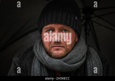 Westminster, London, Großbritannien. November 2021. Tag 18 des Hungerstreiks. Richard Ratcliffe heute vor dem Auswärtigen Amt in London. Ratcliffe befindet sich im Hungerstreik, um die Situation seiner Frau Nazanin Zaghari-Ratcliffe, die immer noch im Iran inhaftiert ist, weiter zu beleuchten. Kredit: Imageplotter/Alamy Live Nachrichten Stockfoto