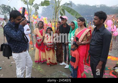 Neu-Delhi, Indien. November 2021. Hinduistische Anhänger posieren für Fotos, nachdem sie dem „Sonnengott“ anlässlich des glückverheißenden Anlasses des Chhath Puja an der Mubak-Kanelle gebetet haben. Kredit: SOPA Images Limited/Alamy Live Nachrichten Stockfoto