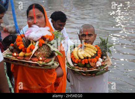 Neu-Delhi, Indien. November 2021. Hinduistische Anhänger beten „Sonnengottes“ an, während sie abends im Wasser stehen, während sie am verheißungsvollen Anlass des Chhath Puja am Mubak-Kanal Rituale durchführen. Kredit: SOPA Images Limited/Alamy Live Nachrichten Stockfoto