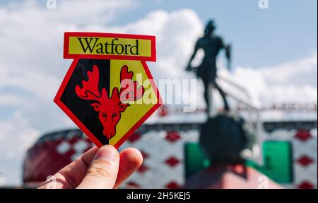 14. Juni 2021, Watford, Großbritannien. Watford FC Fußballverein-Emblem vor der Kulisse eines modernen Stadions. Stockfoto