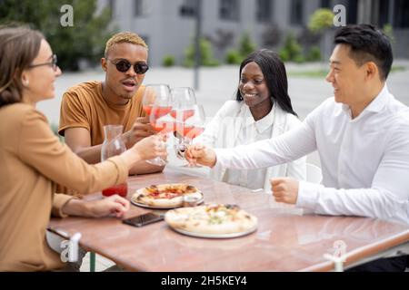 Das Business-Team hat im Café im Freien zu Mittag gegessen Stockfoto
