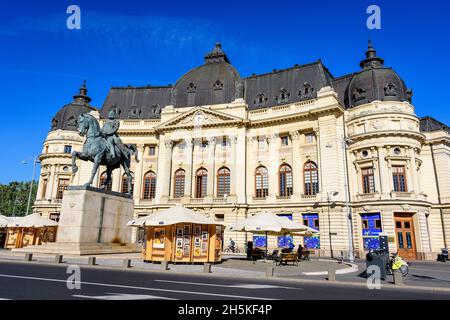 Bukarest, Rumänien, 25. September 2021: Zentrale Universitätsbibliothek mit Reiterdenkmal an König Carol I. davor auf dem Revolutionei-Platz (Pi Stockfoto