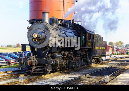 Strasburg, PA, USA - 7. November 2021: Eine Dampflokomotive an der Strasburg Rail Road rollt zum Wasserbehälter. Stockfoto