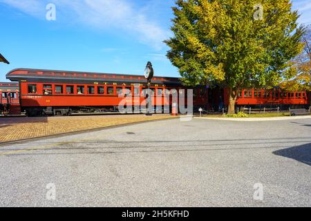 Strasburg, PA, USA - 7. November 2021: Ein Pkw am Bahnhof Strasburg Rail Road steht zur Abfahrt bereit. Stockfoto