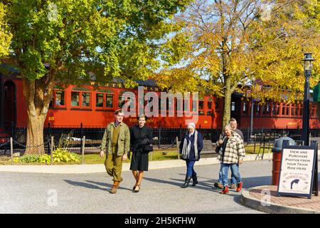 Strasburg, PA, USA - 7. November 2021: NachstellerInnen des Zweiten Weltkriegs beim Spaziergang am Bahnhof der Strasburg Rail Road. Stockfoto