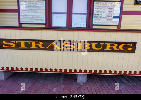 Strasburg, PA, USA - 7. November 2021: Ein Strasburg-Schild am Bahnhof in Strasburg, Lancaster County, PA. Stockfoto